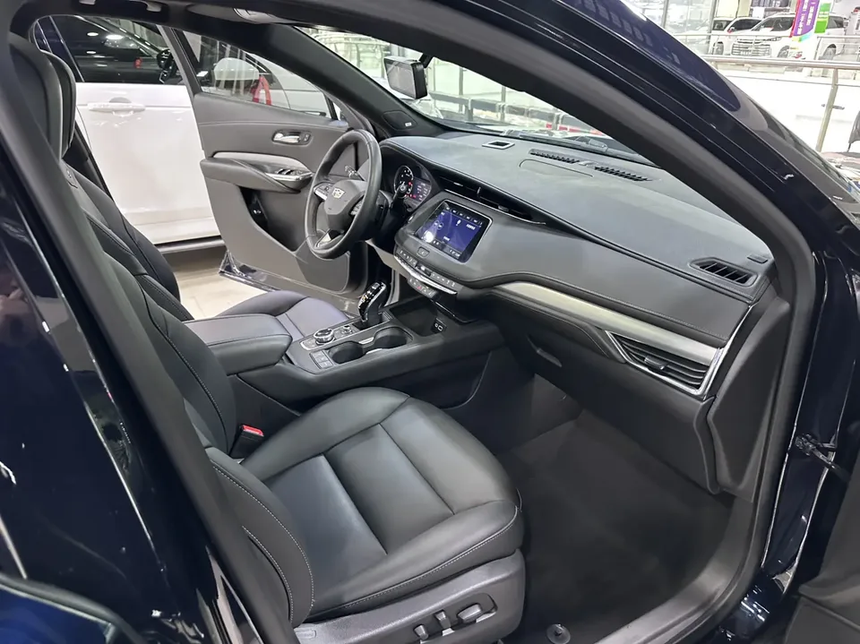 Cadillac XT4 Cadillac XT4 2022 28T two-wheel drive luxury model 2023 — миниатюра 3