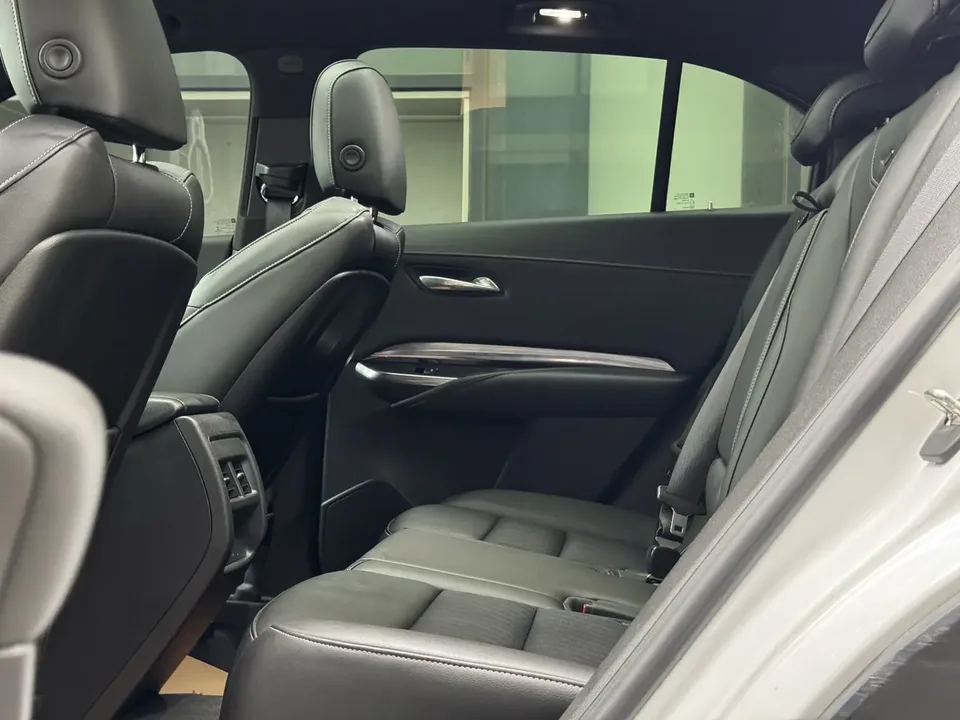 Cadillac XT4 Cadillac XT4 2022 28T two-wheel drive fashion model 2022 — миниатюра 3