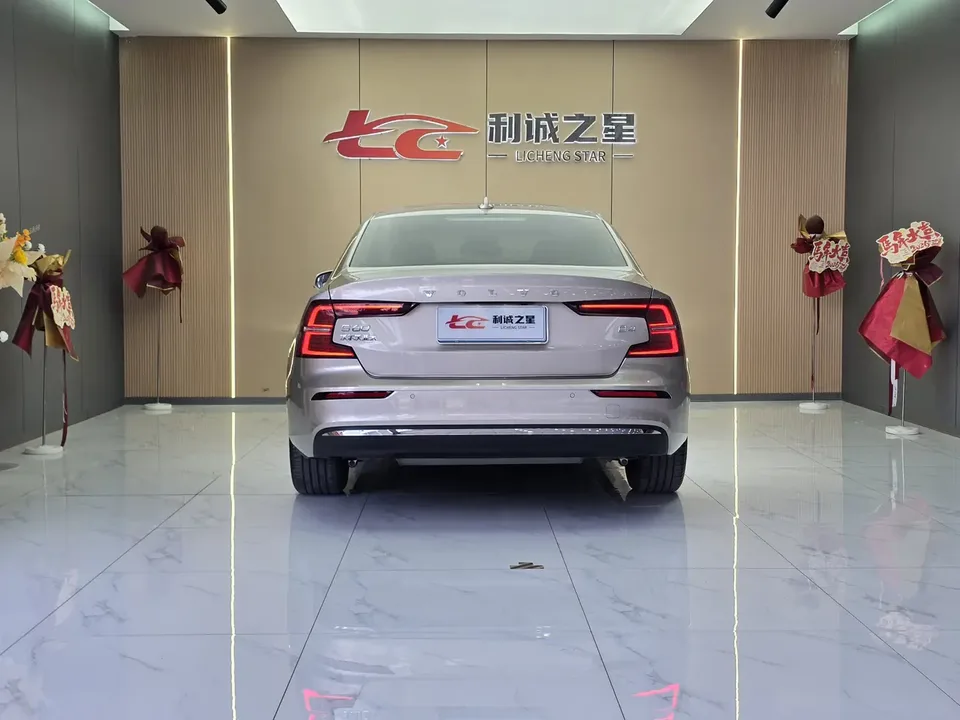 Volvo S60 Volvo S60 2023 B4 Zhiyi Luxury Edition 2023 — миниатюра 2