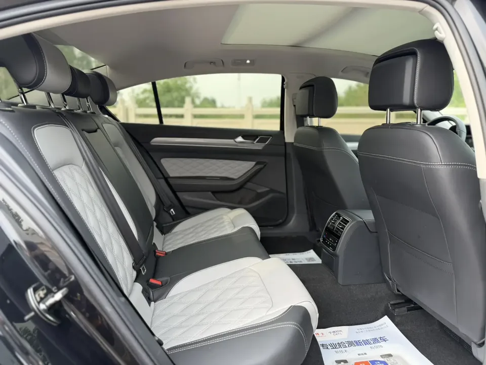 Volkswagen Magotan Magotan 2023 2 million commemorative edition 330TSI DSG leading model 2022 — миниатюра 4