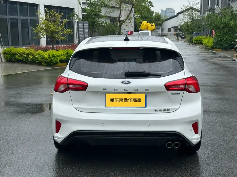 Ford Focus Focus 2021 hatchback EcoBoost 180 automatic ST Line 2022 — миниатюра 2