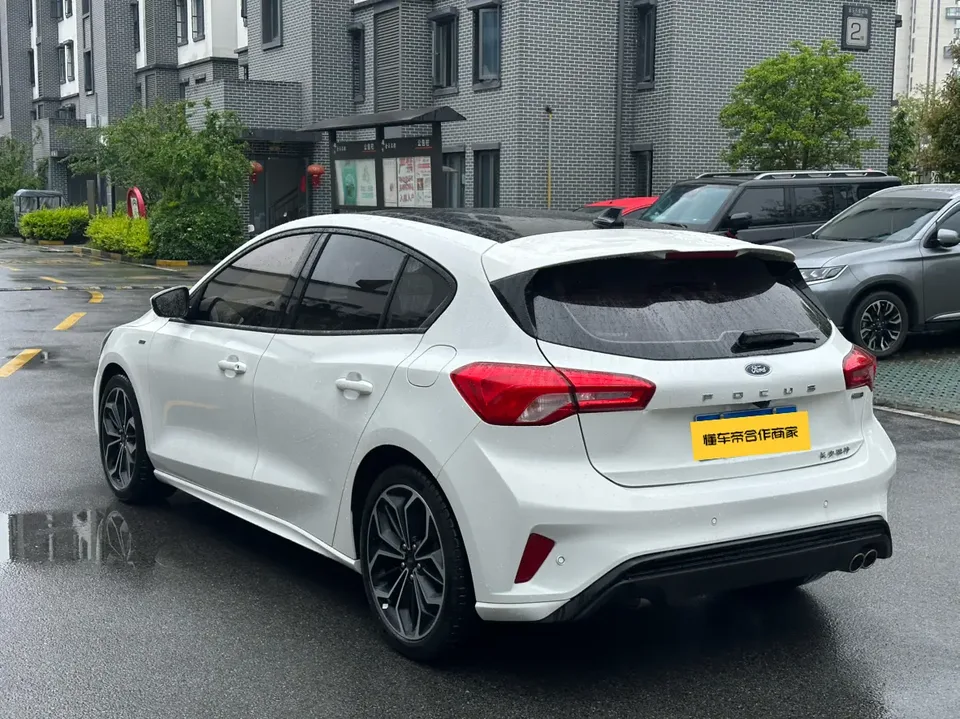 Ford Focus Focus 2021 hatchback EcoBoost 180 automatic ST Line 2022 — миниатюра 4