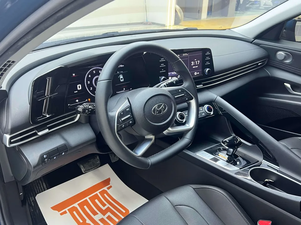 Hyundai Elantra Elantra 2021 1.5L CVT LUX Premium Edition 2022 — миниатюра 4
