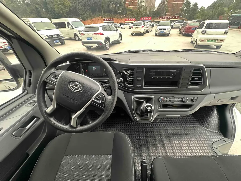 Datong Xintu V80 Xintu V80 2025 PRO 2.0T Manual Aoyuntong Short Axis Ultra-low Top 147Ps 7-9 Seats 2024 — миниатюра 3