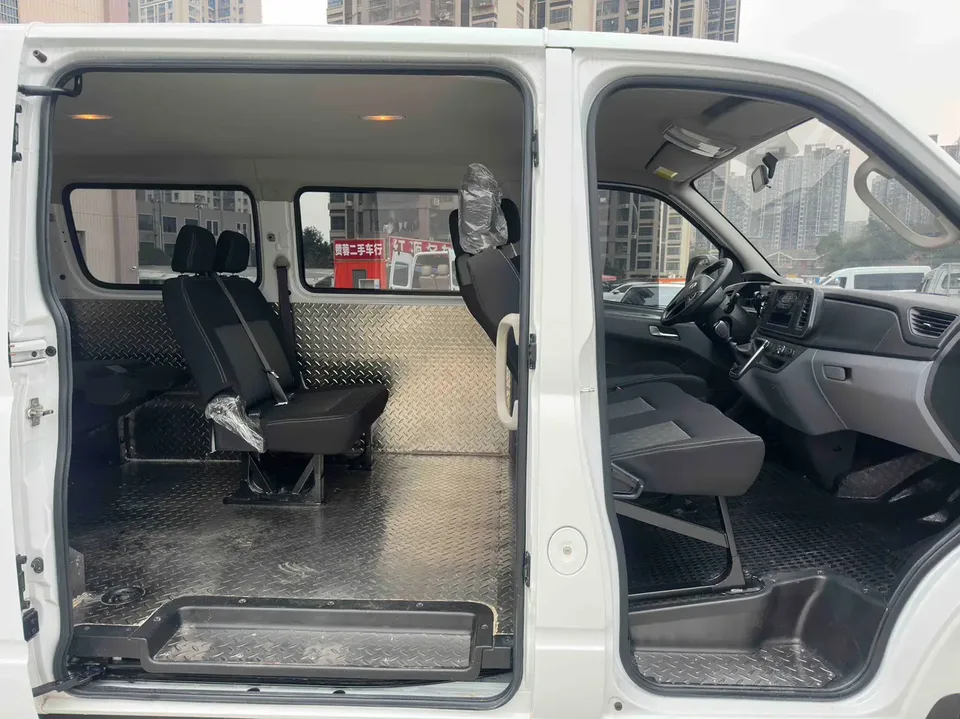 Datong Xintu V80 Xintu V80 2025 PRO 2.0T Manual Aoyuntong Short Axis Ultra-low Top 147Ps 7-9 Seats 2024 — миниатюра 4