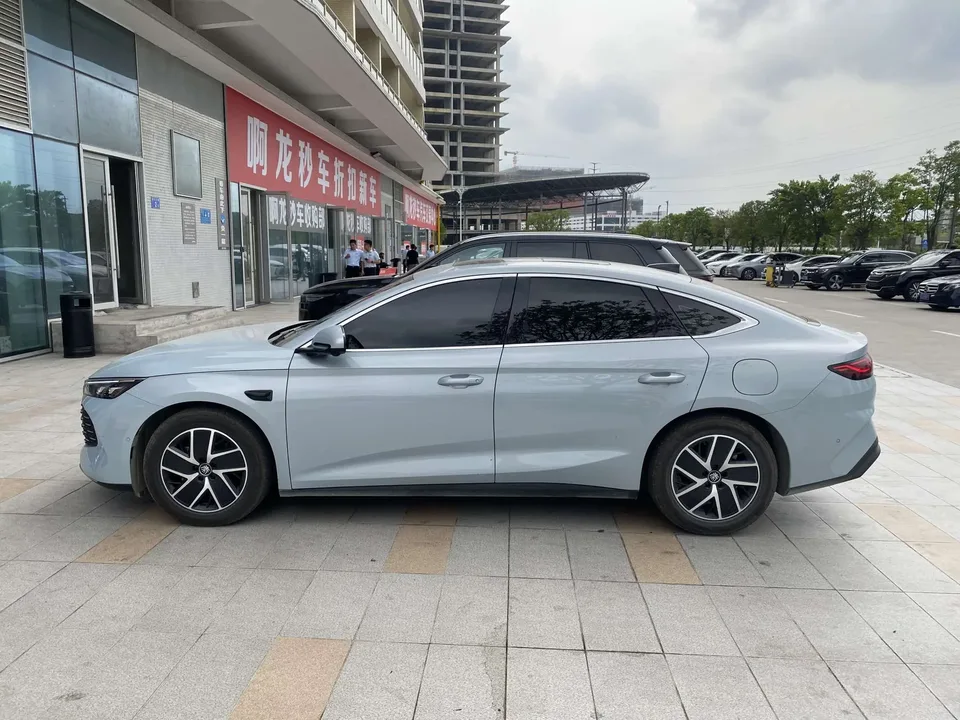 BYD Qin L DM Intelligent Driving Edition DM-i 80KM Beyond Edition 2025 — миниатюра 4