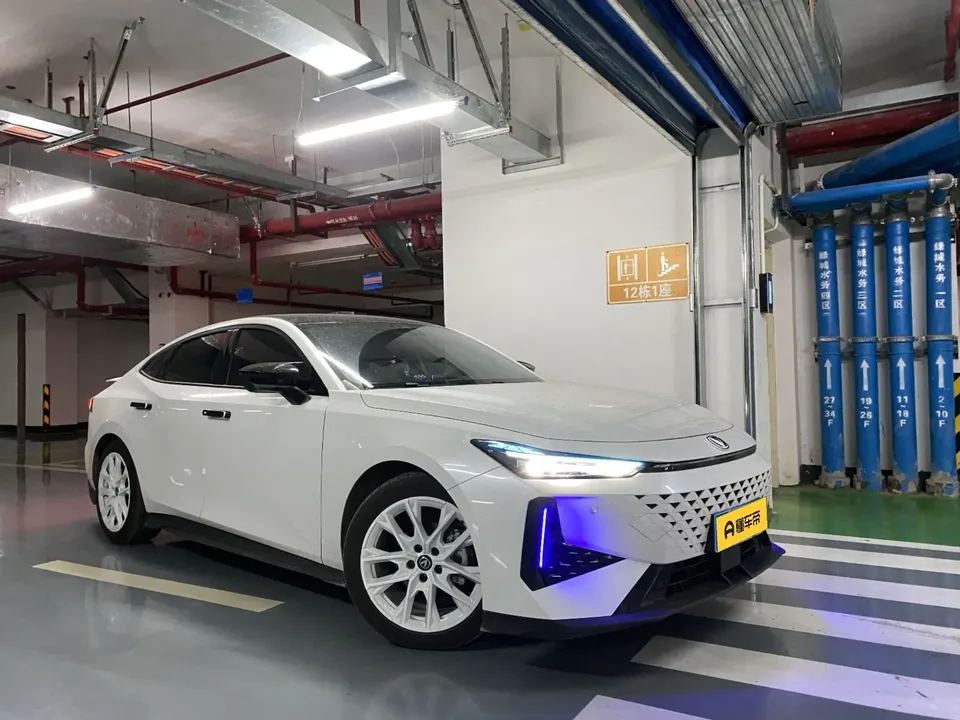 Changan UNI-V 1.5T Premium Edition 2024 — миниатюра 2