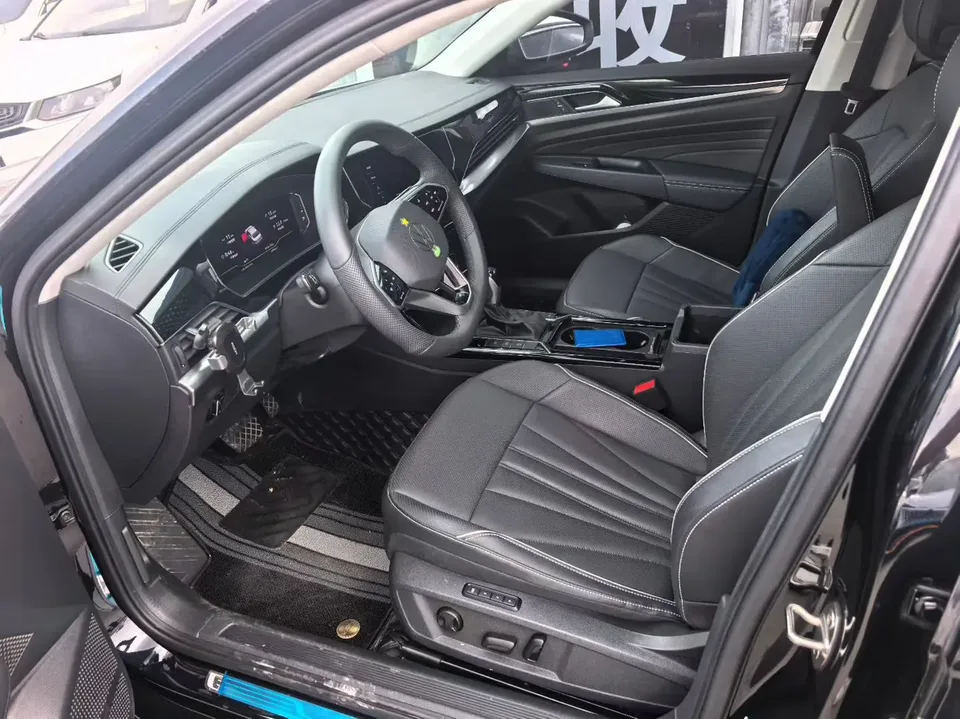 Volkswagen Passat Outstanding Model 380TSI Starry Sky Dragon Edition 2024 — миниатюра 5