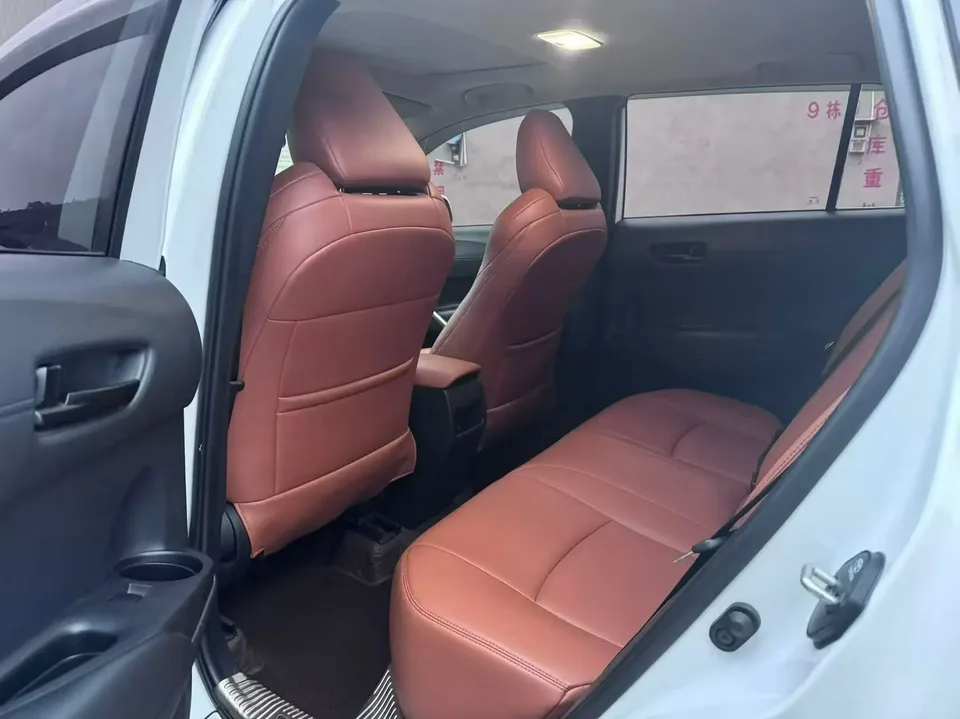 Toyota Frontlander 2.0L CVT Premium Edition 2023 — миниатюра 3