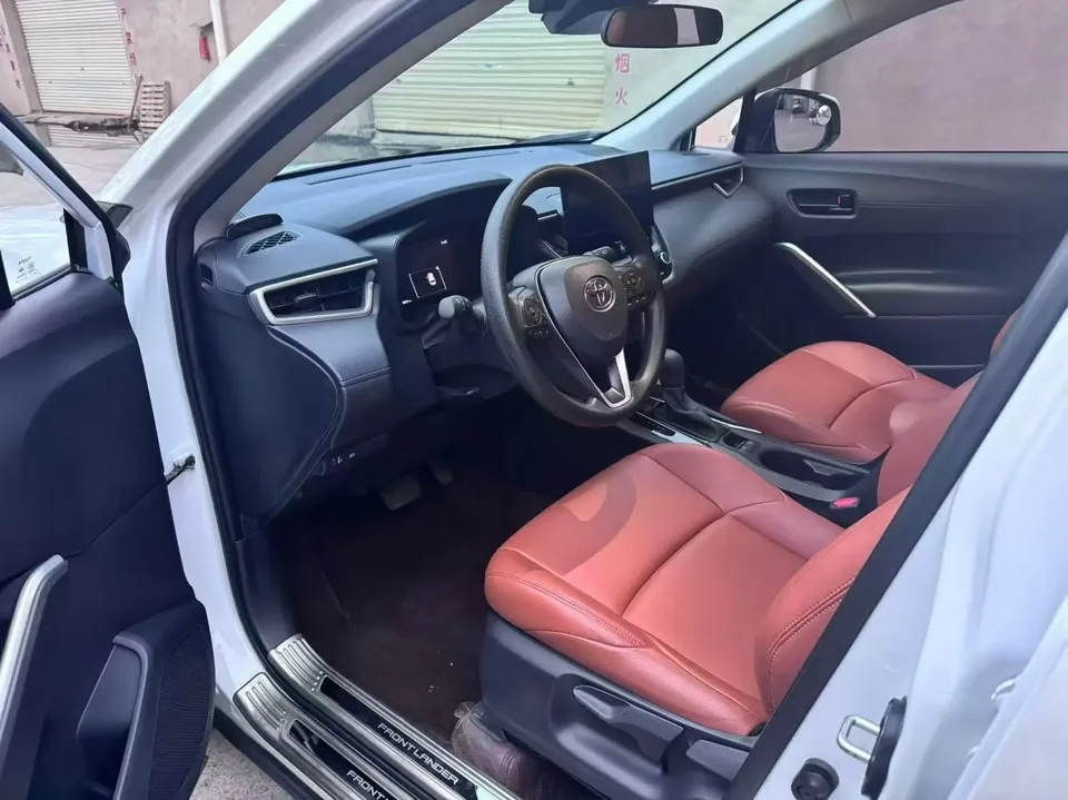 Toyota Frontlander 2.0L CVT Premium Edition 2023 — миниатюра 5