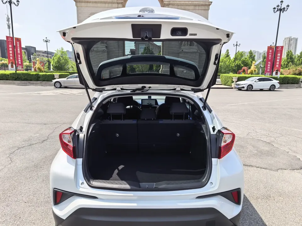 Toyota C-HR 2.0L Comfort Edition 2023 — миниатюра 5