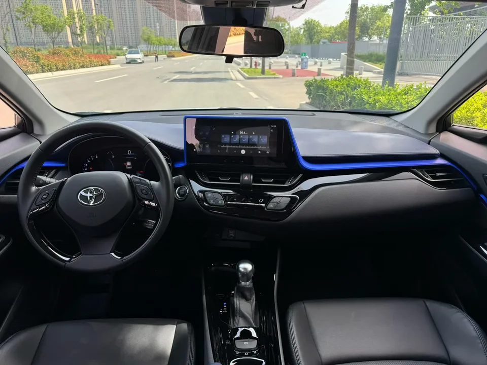 Toyota C-HR 2.0L Luxury Edition 2024 — миниатюра 2