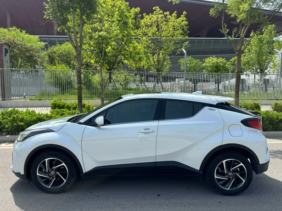 Toyota C-HR 2.0L Luxury Edition 2024 — миниатюра 4