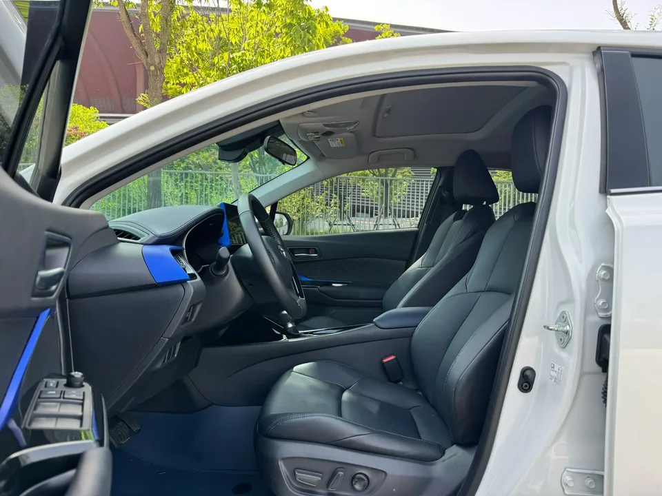 Toyota C-HR 2.0L Luxury Edition 2024 — миниатюра 5
