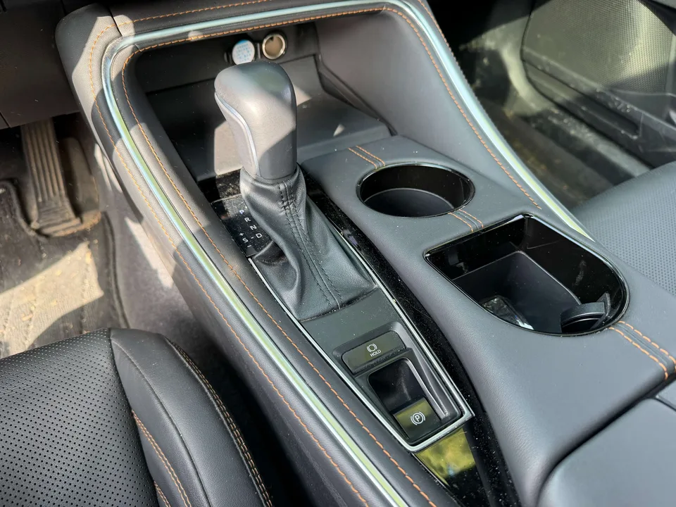 Toyota Avalon Intelligent Electric Hybrid 2.0L E-CVT Luxury Edition 2025 — миниатюра 3