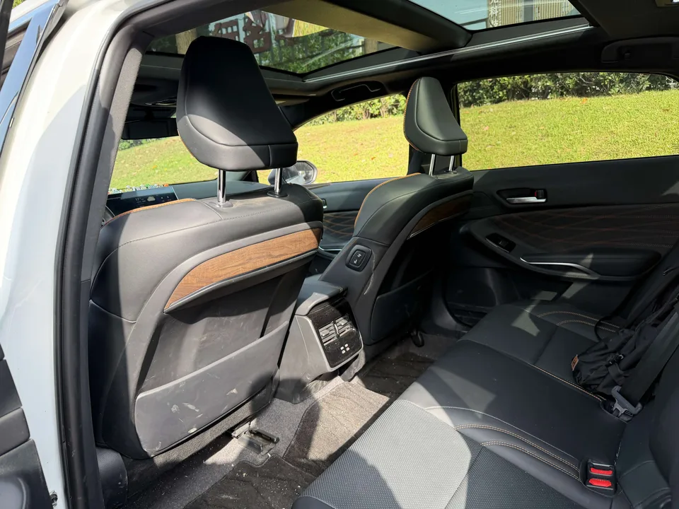 Toyota Avalon Intelligent Electric Hybrid 2.0L E-CVT Luxury Edition 2025 — миниатюра 4