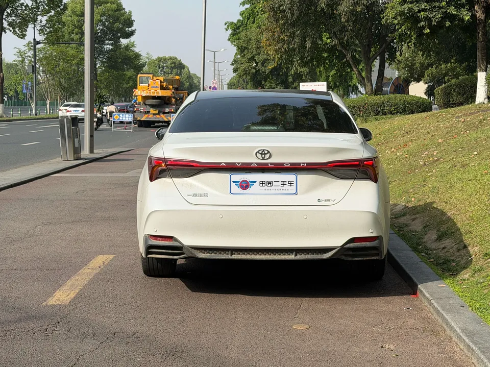Toyota Avalon Intelligent Electric Hybrid 2.0L E-CVT Luxury Edition 2025 — миниатюра 5
