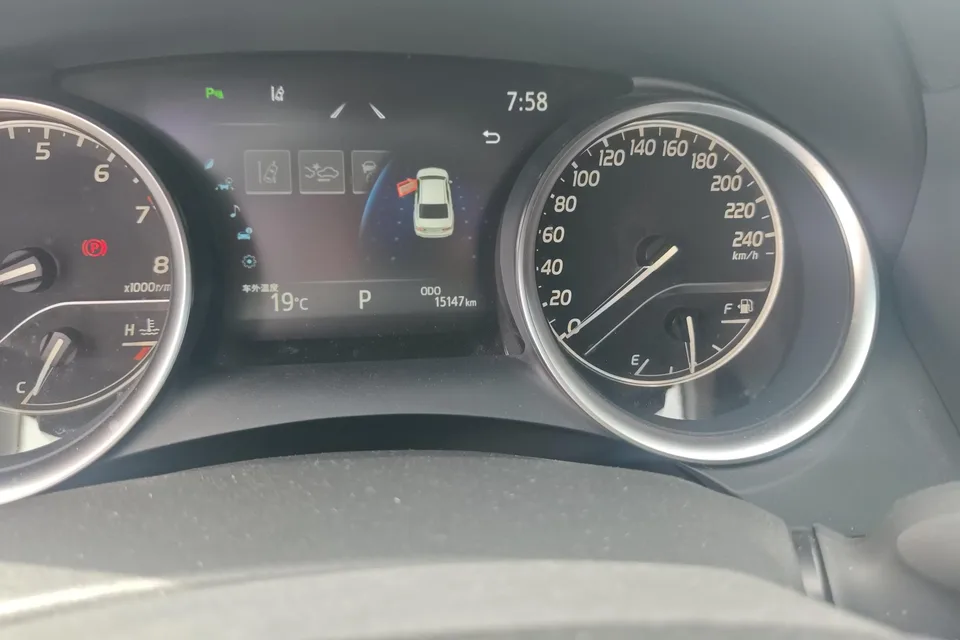 Toyota Camry 2.0G Deluxe Edition 2022 — миниатюра 2
