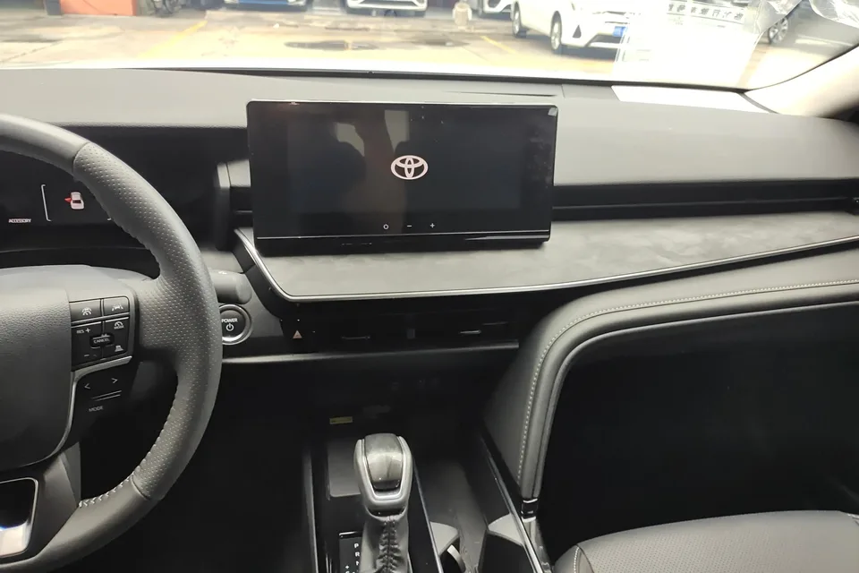 Toyota Camry Hybrid 2.0HGVP Luxury Edition 2025 — миниатюра 3