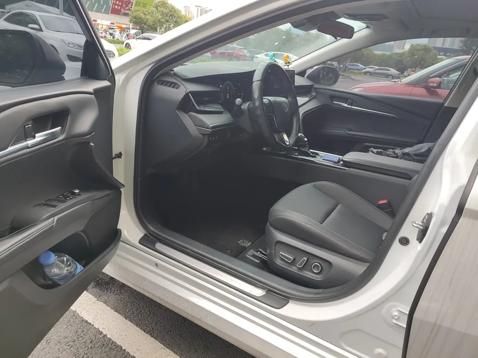 Toyota Camry Hybrid 2.0HGVP Luxury Edition 2024 — миниатюра 3