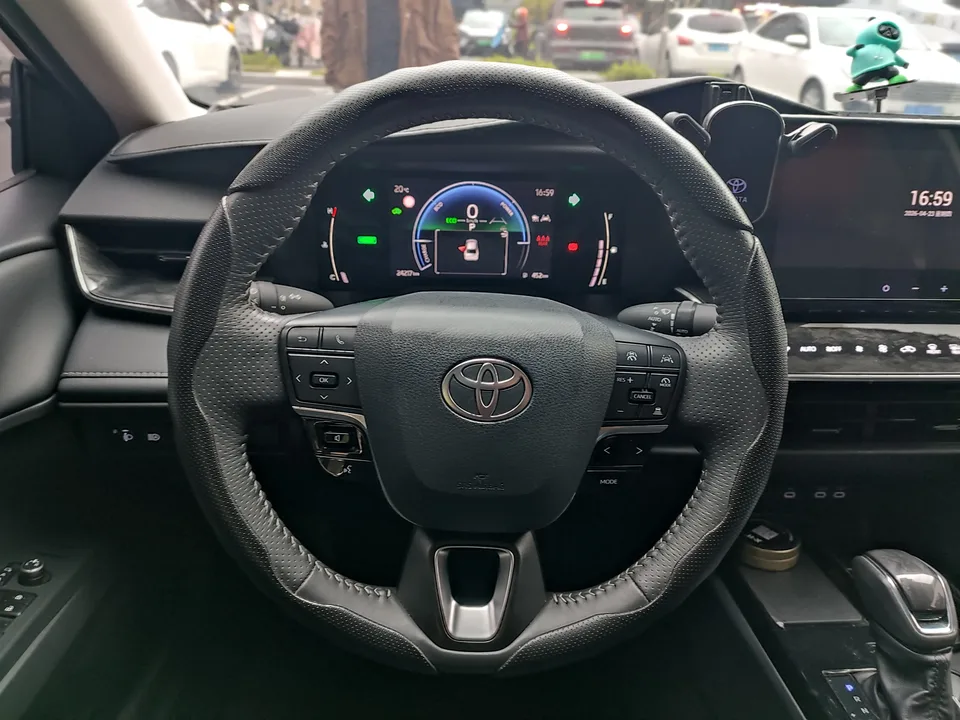 Toyota Camry Hybrid 2.0HGVP Luxury Edition 2024 — миниатюра 5
