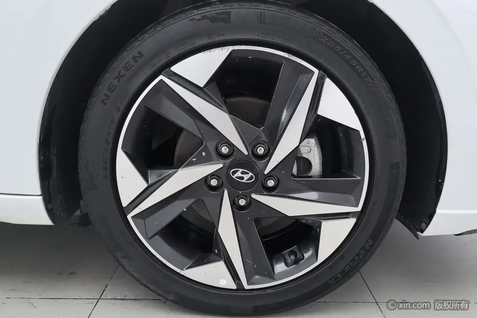 Hyundai Elantra 1.5L CVT LUX Premium Edition 2023 — миниатюра 2