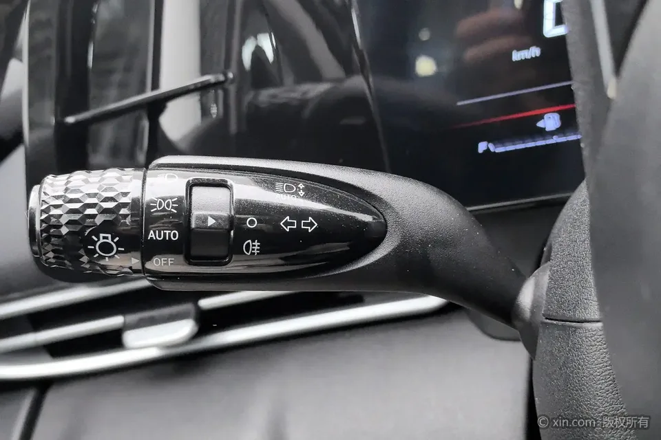 Hyundai Elantra 1.5L CVT LUX Premium Edition 2023 — миниатюра 3