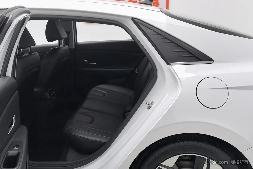 Hyundai Elantra 1.5L CVT LUX Premium Edition 2023 — миниатюра 4