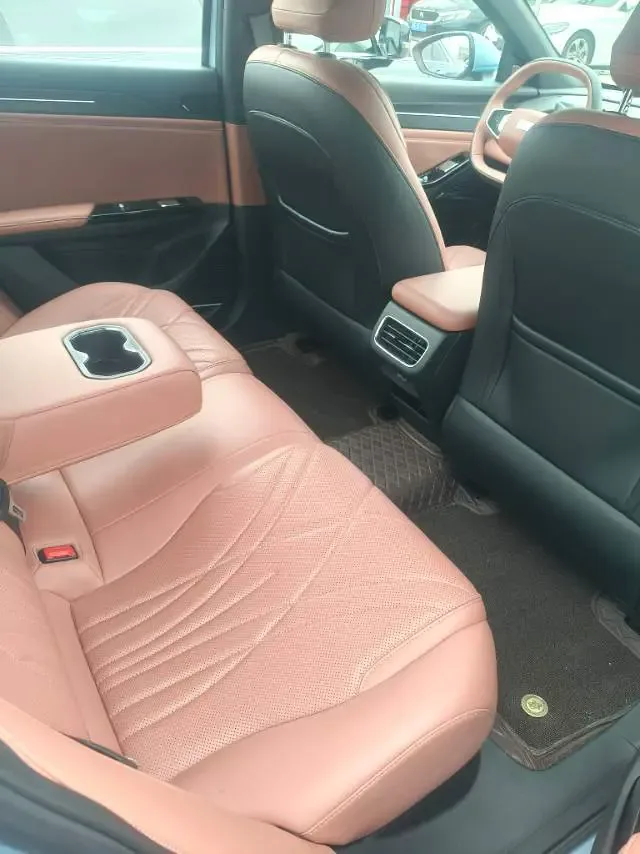 Geely Galaxy L6 1.5 EM-i DHT 140KM Starship Edition 2025 — миниатюра 2