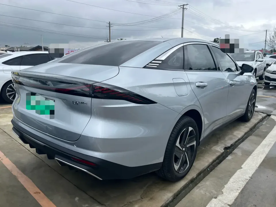 Geely Galaxy L6 1.5 EM-i DHT 140KM Starship Edition 2025 — миниатюра 2
