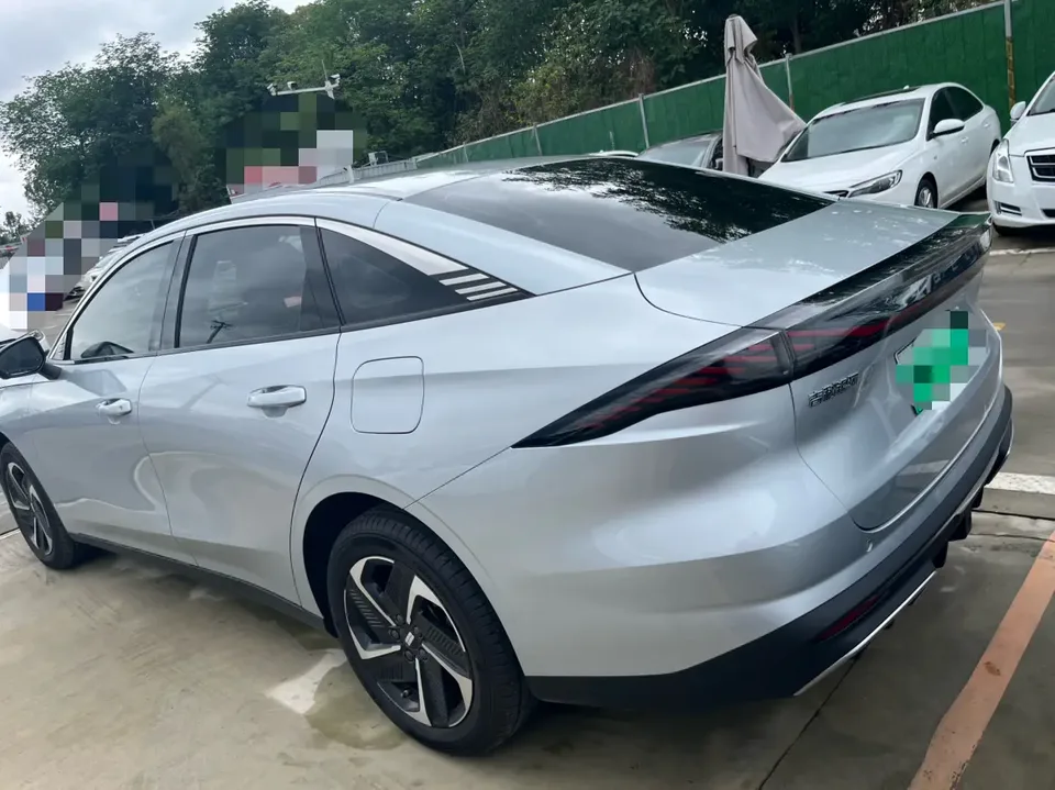 Geely Galaxy L6 1.5 EM-i DHT 140KM Starship Edition 2025 — миниатюра 4