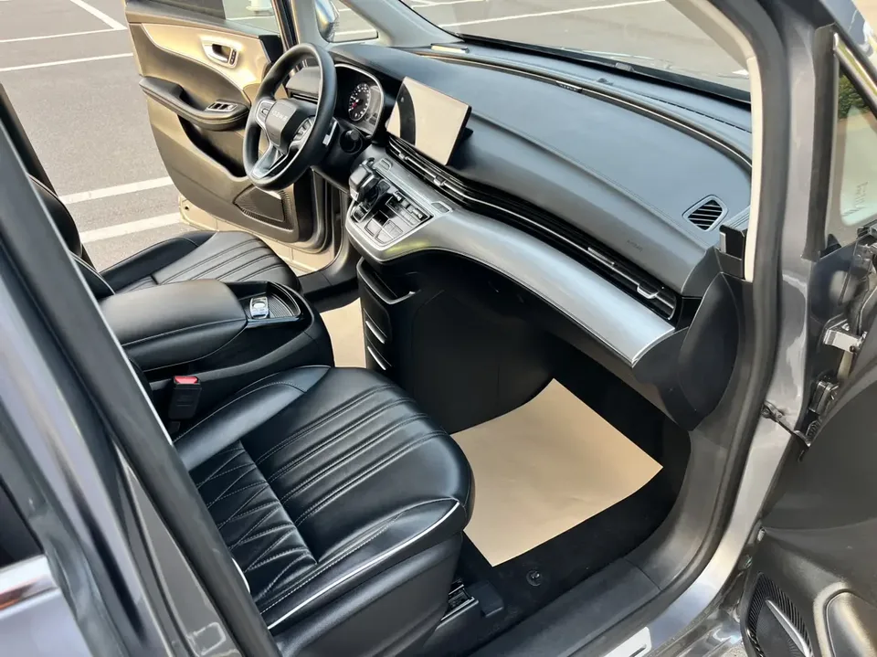 Roewe iMAX8 400TGI VIP Travel Exclusive Edition 2022 — миниатюра 3