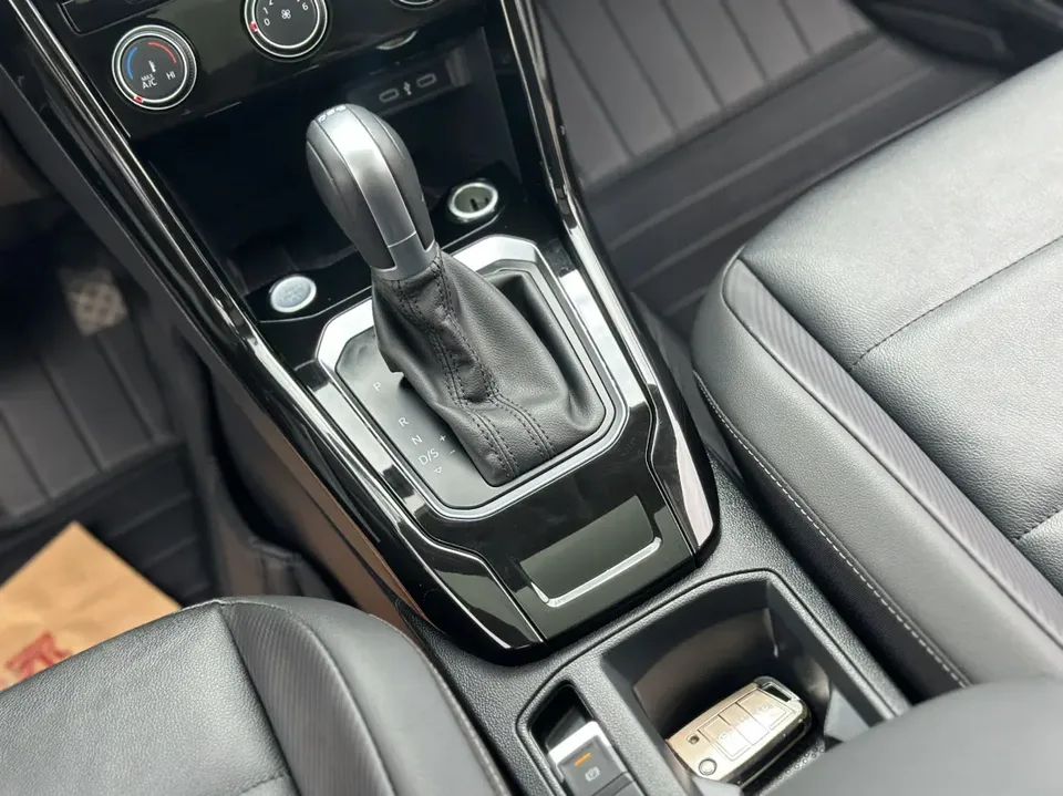 Volkswagen T-Roc 280TSI DSG Time Edition 2023 — миниатюра 5