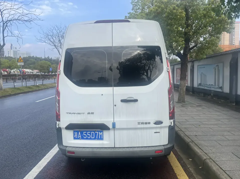 Ford Transit 2.0T diesel manual advanced operator business travel type center axle mid-top 7-seater National VI 2022 — миниатюра 2