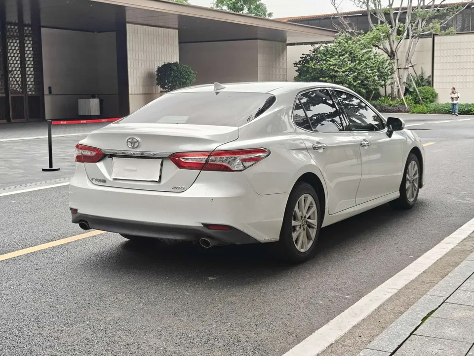 Toyota Camry 2.0G Deluxe Edition 2022 — миниатюра 2