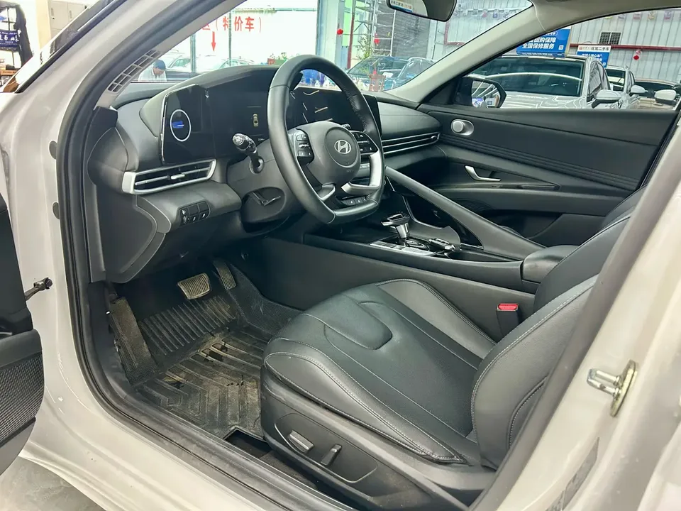 Hyundai Elantra Elantra 2023 1.5L CVT LUX Premium Edition 2024 — thumbnail 3