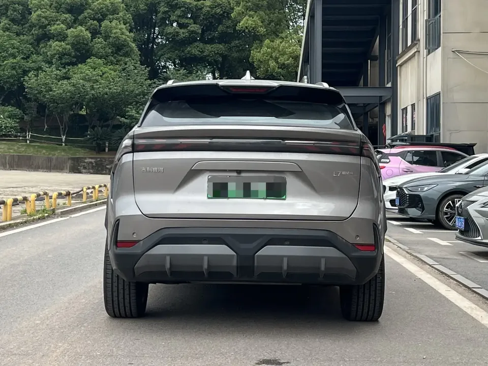 Geely Galaxy L7 1.5L EM-i 115km Exploration+ Edition 2025 — миниатюра 4