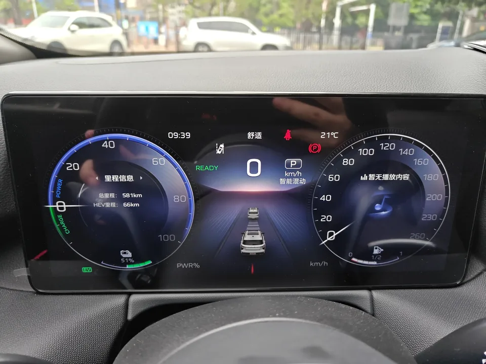 Hongqi HS3 PHEV 125km commemorative edition for its 2 millionth anniversary 2025 — миниатюра 5