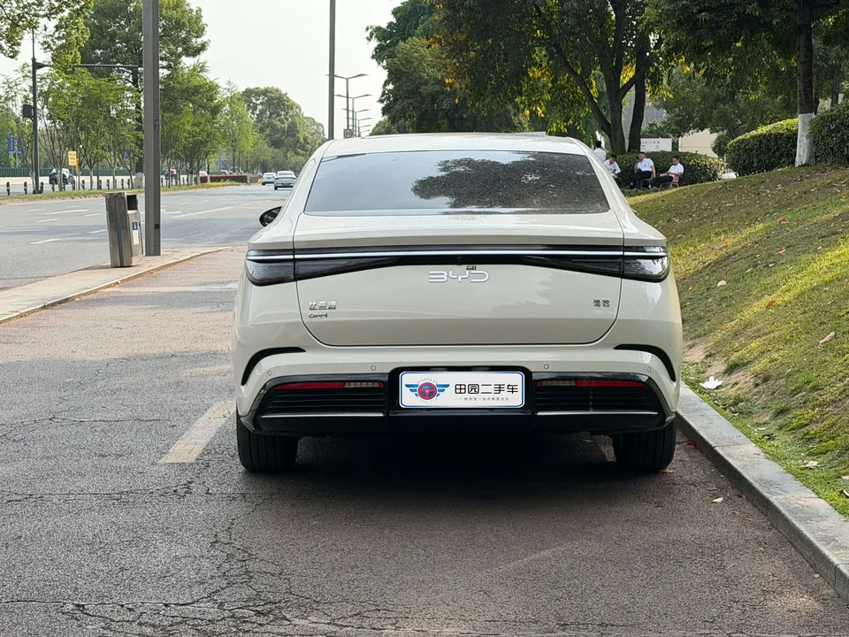 BYD Seal DM Honor Edition DM-i 1.5L 121KM Premium Edition 2024 — миниатюра 2