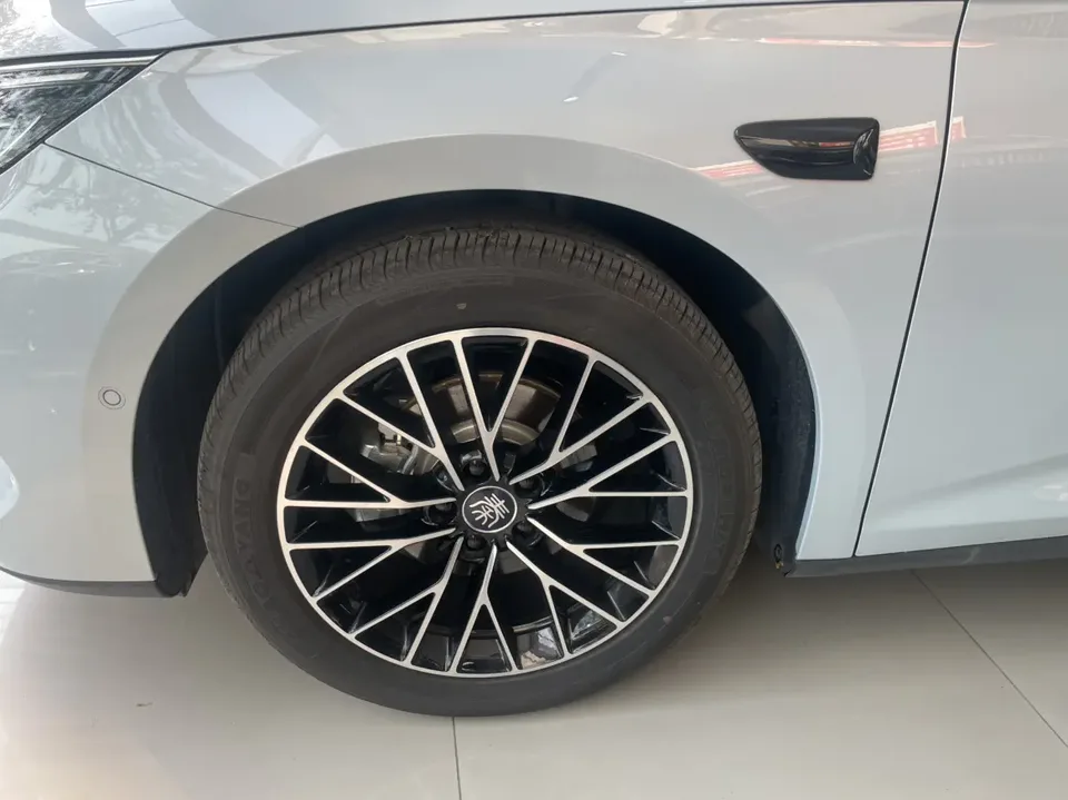 BYD Qin L DM Intelligent Driving Edition DM-i 120KM Excellence Edition 2025 — миниатюра 2
