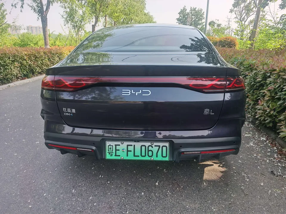 BYD Qin L DM DM-i 120KM Leading Model 2024 — миниатюра 2