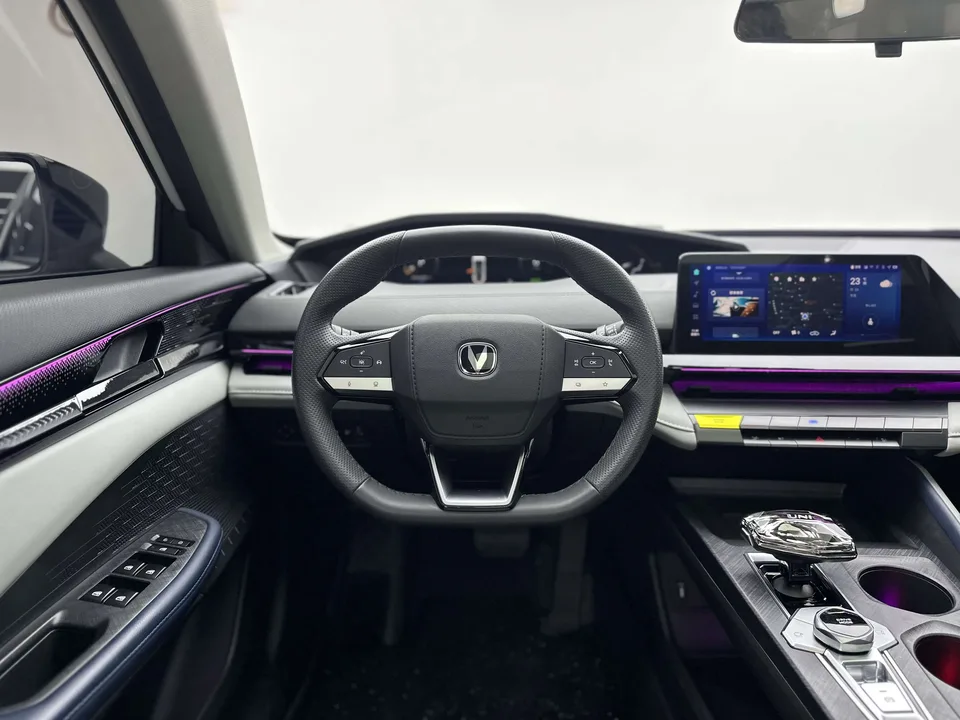 Changan UNI-V iDD 113km Smart Fun Edition 2023 — миниатюра 5