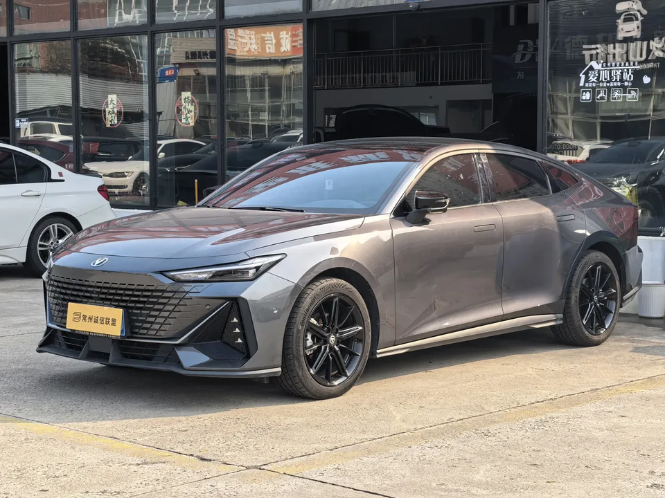 Changan UNI-V UNI-V 2023 1.5T Smart Pilot Edition 2024 — фото 1, купить с доставкой в Москву