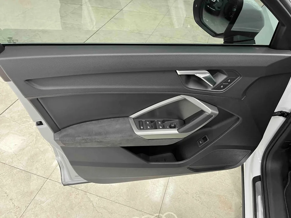 Audi Q3 Audi Q3 2022 35 TFSI aggressive and dynamic model 2022 — миниатюра 3
