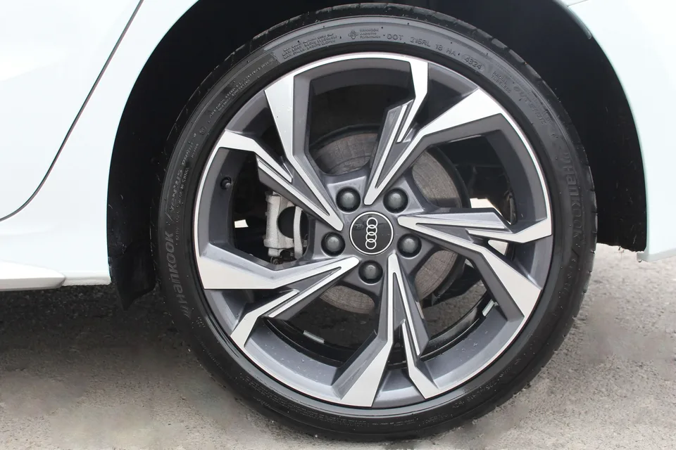 Audi A3 Audi A3 2025 Sportback 35 TFSI Flying Spur Premium Edition 2025 — миниатюра 2