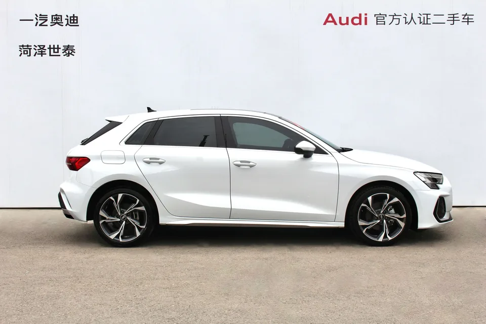 Audi A3 Audi A3 2025 Sportback 35 TFSI Flying Spur Premium Edition 2025 — миниатюра 4