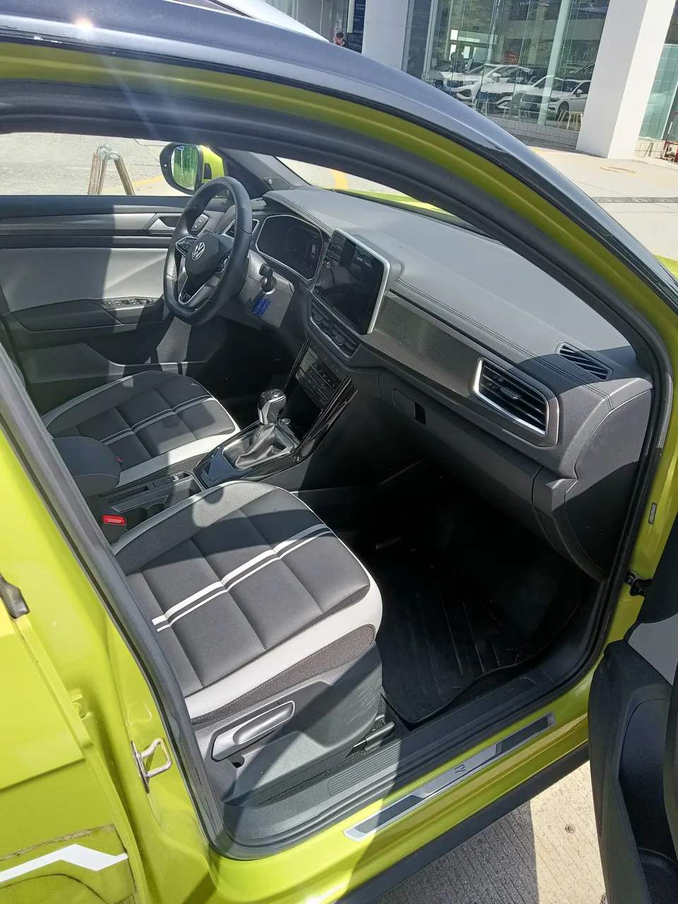 Volkswagen T-Roc 300TSI DSG Starlight Edition 2023 — миниатюра 5