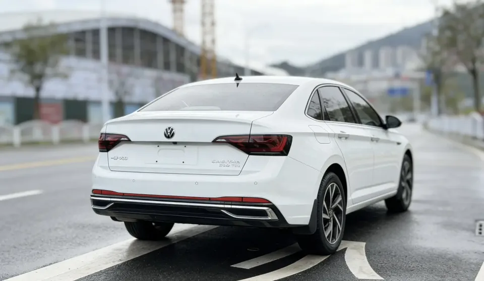 Volkswagen Sagitar Sagitar 300TSI DSG Flying Edition 2023 — миниатюра 2