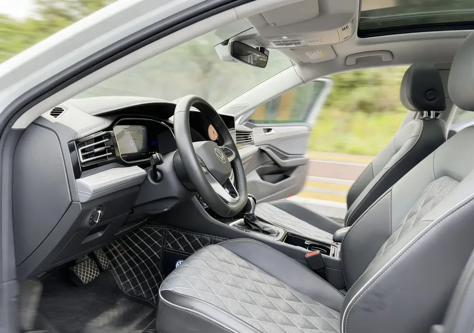 Volkswagen Sagitar Sagitar 300TSI DSG Flying Edition 2023 — миниатюра 5