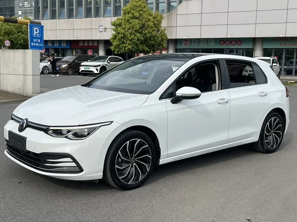 Volkswagen Golf golf 2023 280TSI DSG Pro 2022 — photo 1, buy with delivery to Moscow